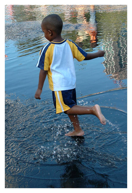 Chicago - Boy play in the fountain- Millennium  Park